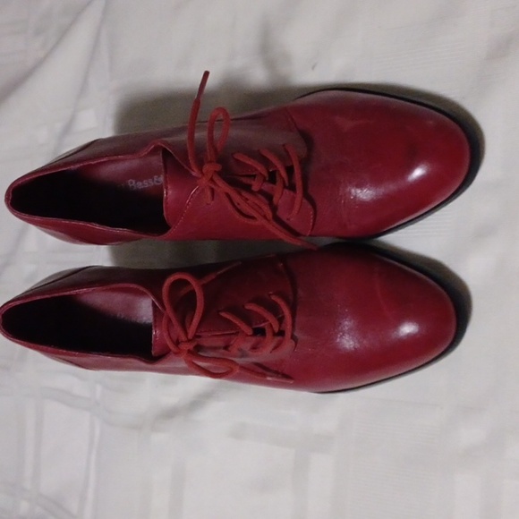 G.H. Bass & Co. Red sz 6M Lace up high heel shoes. - Picture 2 of 7